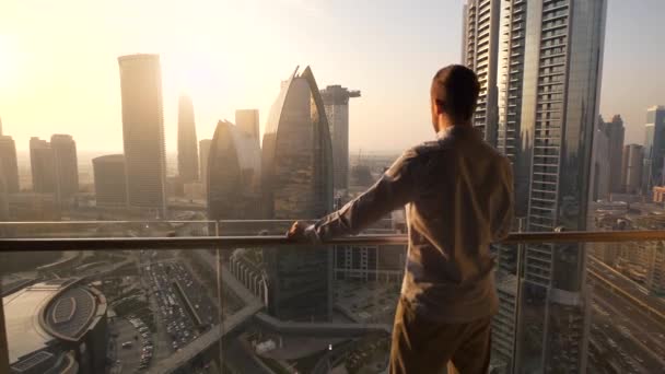Mann Trinkt Kaffee Und Blickt Vom Balkon Seines Büros — Stockvideo