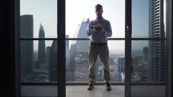 Человек Использует Планшетный Компьютер Балконе Своего Офиса — стоковое видео