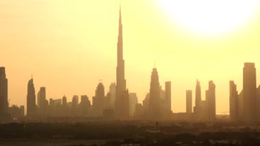 Güneşli gündüz büyük metropolün havadan görünümü