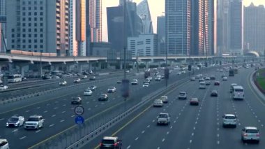 Metropolis'te gündüz trafiğin havadan görünümü
