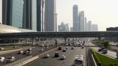 Metropolis'te gündüz trafiğin havadan görünümü