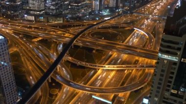 Gece saatlerinde büyük metropolde trafik