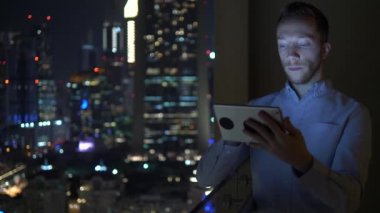 Adam ofisinde tablet Pc kullanıyor