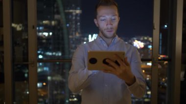 Adam ofisinde tablet Pc kullanıyor