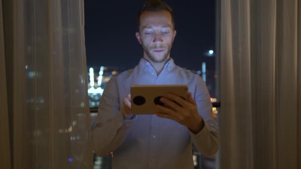 Homem Está Usando Tablet Seu Escritório — Vídeo de Stock