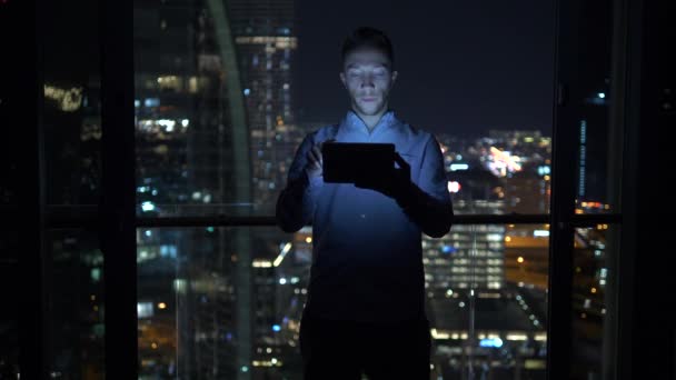 Homem Está Usando Tablet Seu Escritório — Vídeo de Stock