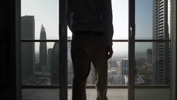 Мужчина Смотрит Балкона Своего Кабинета — стоковое видео