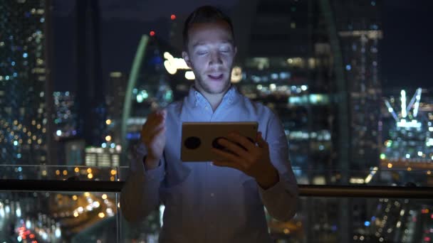 Homem Negócios Caucasiano Tem Chamada Vídeo Tablet — Vídeo de Stock