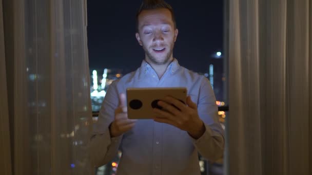 Καυκάσιος Επιχειρηματίας Έχουν Βιντεοκλήση Στο Tablet — Αρχείο Βίντεο