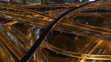 Metropolis'te gece trafiğinin havadan görünümü