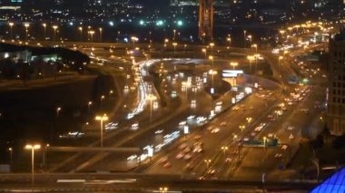 Metropolis'te gece trafiğinin havadan görünümü