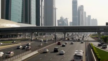 Güneşli gündüz büyük metropolün havadan görünümü