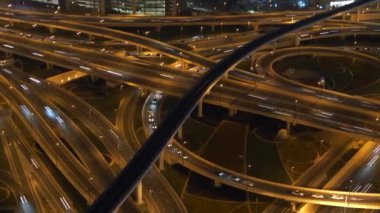 Metropolis'te gece trafiğinin havadan görünümü