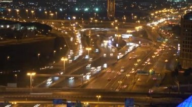 Metropolis'te gece trafiğinin havadan görünümü