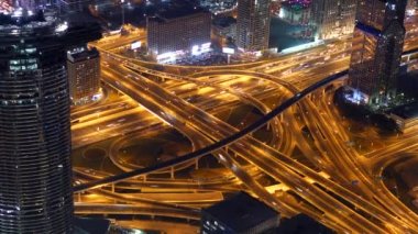 Metropolis'te gece trafiğinin havadan görünümü
