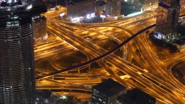 Metropolis'te gece trafiğinin havadan görünümü