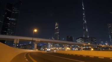 Gece saatlerinde büyük metropolün havadan görünümü