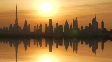 Güneşli gündüz büyük metropolün havadan görünümü