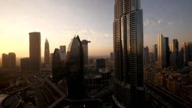 Akşam saatlerinde büyük metropolün havadan görünümü