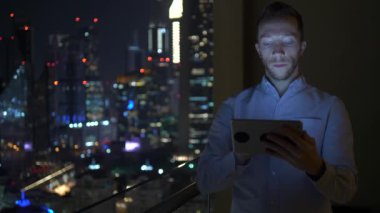 Adam ofisinde tablet Pc kullanıyor