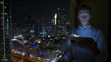 Adam ofisinde tablet Pc kullanıyor