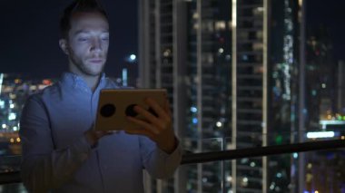 Adam ofisinde tablet Pc kullanıyor