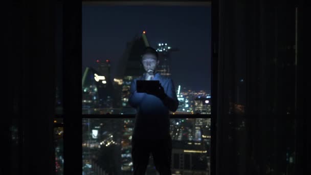 Mann Benutzt Tablet Seinem Büro — Stockvideo