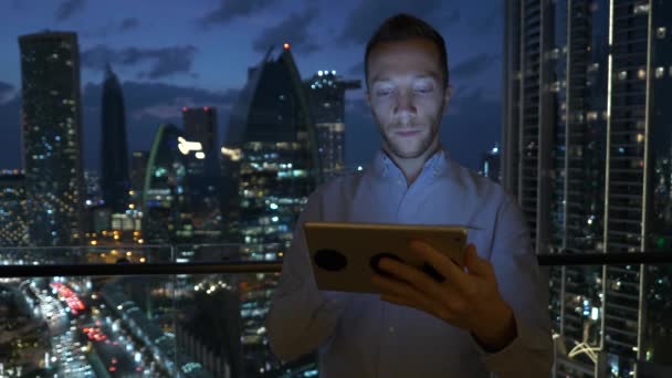 Homem Está Usando Tablet Seu Escritório — Vídeo de Stock
