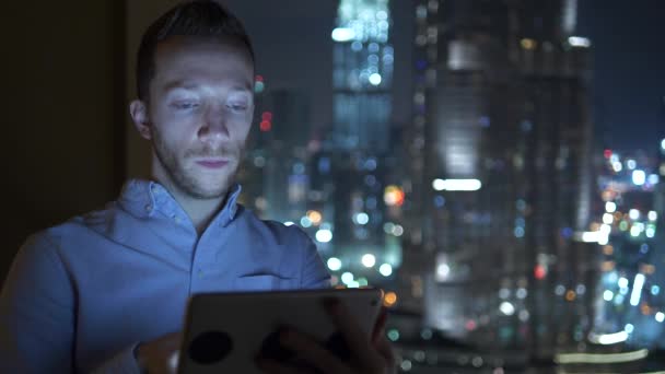 Homem Está Usando Tablet Seu Escritório — Vídeo de Stock