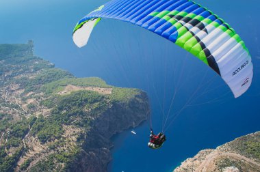 Uçuş denize ve dağların üzerinden. Yamaç paraşütü çıkar. Dağ uçuş.