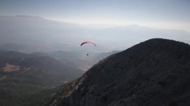 Kırmızı tandem dağ uçar. Bir eğitmen ile tandem uçuş. Kalkış yamaçparaşütü için yer. Yamaç paraşütü çıkar. Dağ uçuş. Hava. Kandaki adrenalin.