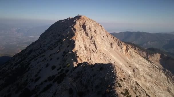 Tándem Rojo Vuela Largo Montaña Vuelo Conjunto Con Instructor Lugar — Vídeos de Stock