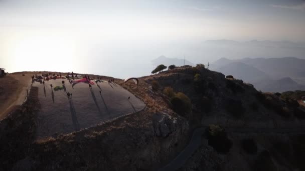 滑翔伞段滑翔蓝色泻湖的风景 起飞滑翔机的地方 与教练一起飞行 滑翔伞起飞 从山上起飞 — 图库视频影像
