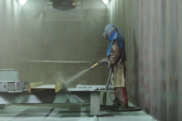 Sandstrahlen Metallstrahlen Ein Mitarbeiter Bereitet Ein Metallteil Zum Lackieren Vor Stockbild