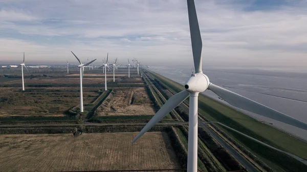 Wind turbine från Flygfoto. Nära till turbinen. Hållbar utveckling, miljö vänlig. Vindsnurror under ljusa sommardag. Windmill. Åkrar på en sommardag. — Stockfoto