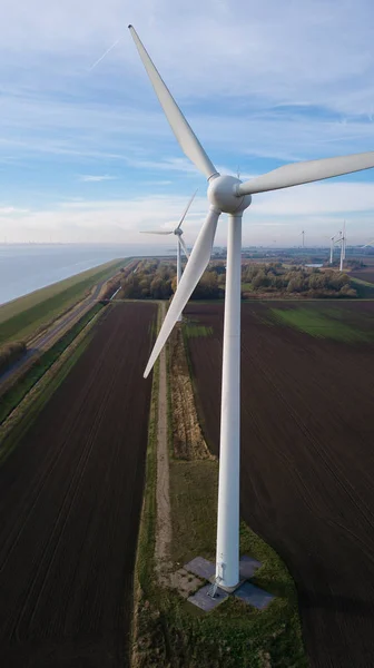 Větrná turbína z leteckého pohledu. Blízko k turbíně. Trvale udržitelný rozvoj, šetrné k životnímu prostředí. Větrné mlýny během jasného letního dne. Větrný mlýn. Zemědělské pole na letní den. — Stock fotografie