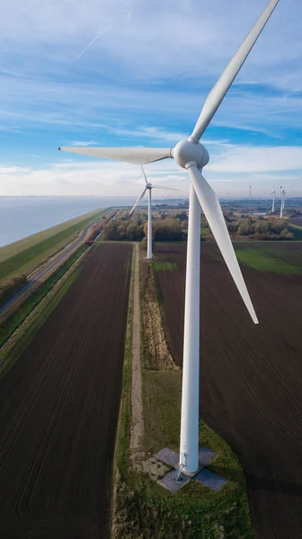 Turbina wiatrowa z lotu ptaka. Blisko do turbiny. Zrównoważonego rozwoju, przyjazne dla środowiska. Elektrownie wiatrowe w dzień jasny lato. Wiatrak. Pola uprawne w letni dzień. — Zdjęcie stockowe