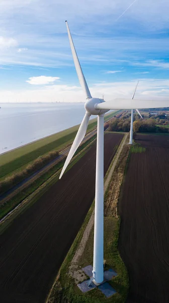 Turbina wiatrowa z lotu ptaka. Blisko do turbiny. Zrównoważonego rozwoju, przyjazne dla środowiska. Elektrownie wiatrowe w dzień jasny lato. Wiatrak. Pola uprawne w letni dzień. — Zdjęcie stockowe