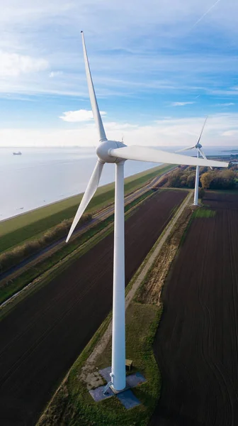 Wind turbine från Flygfoto. Nära till turbinen. Hållbar utveckling, miljö vänlig. Vindsnurror under ljusa sommardag. Windmill. Åkrar på en sommardag. — Stockfoto