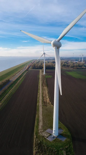 Szélturbina a légifelvételek. Közel a turbina. Fenntartható fejlődés, környezetbarát. Szél malmok világos nyári nap folyamán. Szélmalom. Egy nyári napon mezőgazdasági területek. — Stock Fotó