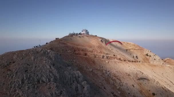 滑翔伞从山上开始 土耳其 巴巴达格山奥卢德尼兹山 极限运动 与教练一起在山里飞行 — 图库视频影像