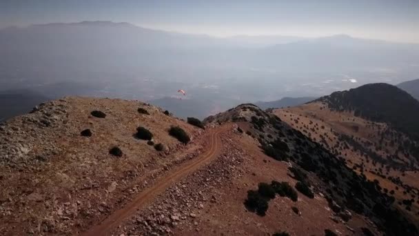 パラグライダーは 山から始まります トルコ ババダグ山オルデニズ 極端なスポーツ インストラクターとタンデムで山でフライト — ストック動画