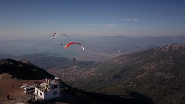 パラグライダーは 山から始まります トルコ ババダグ山オルデニズ 極端なスポーツ インストラクターとタンデムで山でフライト — ストック動画
