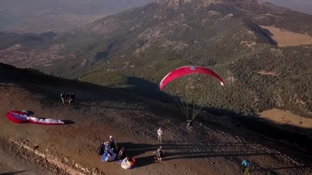 パラグライダーは 山から始まります トルコ ババダグ山オルデニズ 極端なスポーツ インストラクターとタンデムで山でフライト — ストック動画