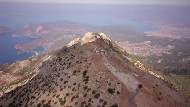 パラグライダーは 山から始まります トルコ ババダグ山オルデニズ 極端なスポーツ インストラクターとタンデムで山でフライト — ストック動画