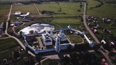 Nikitsky Manastırı. Pereslavl-Zalessky. Rusya'nın altın yüzük. Pereslavl ormanın ötesinde. Manastır. Kilise. Lake Pleshcheyevo. Hava