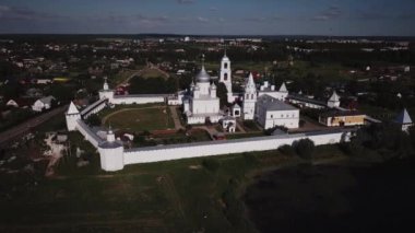 Nikitsky Manastırı. Pereslavl-Zalessky. Rusya'nın altın yüzük. Pereslavl ormanın ötesinde. Manastır. Kilise. Lake Pleshcheyevo. Hava