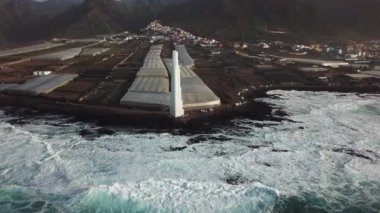 Punta del Hidalgo deniz feneri. Okyanus manzaralı peyzaj. Günbatımı.