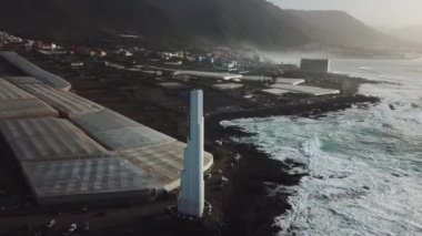 Punta del Hidalgo deniz feneri. Okyanus manzaralı peyzaj. Günbatımı. Hava