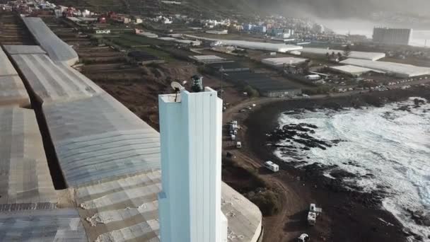 Faro de Punta del Hidalgo. Paisaje con vistas al océano. Puesta de sol. Este moderno faro tiene un diseño angular único. Antena — Vídeos de Stock